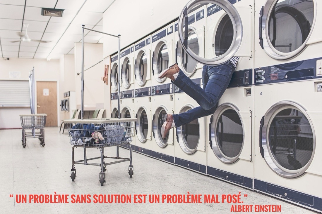 Personne bondissant dans une laverie, citation d'Albert Einstein : un problème sans solution est un problème mal posé.