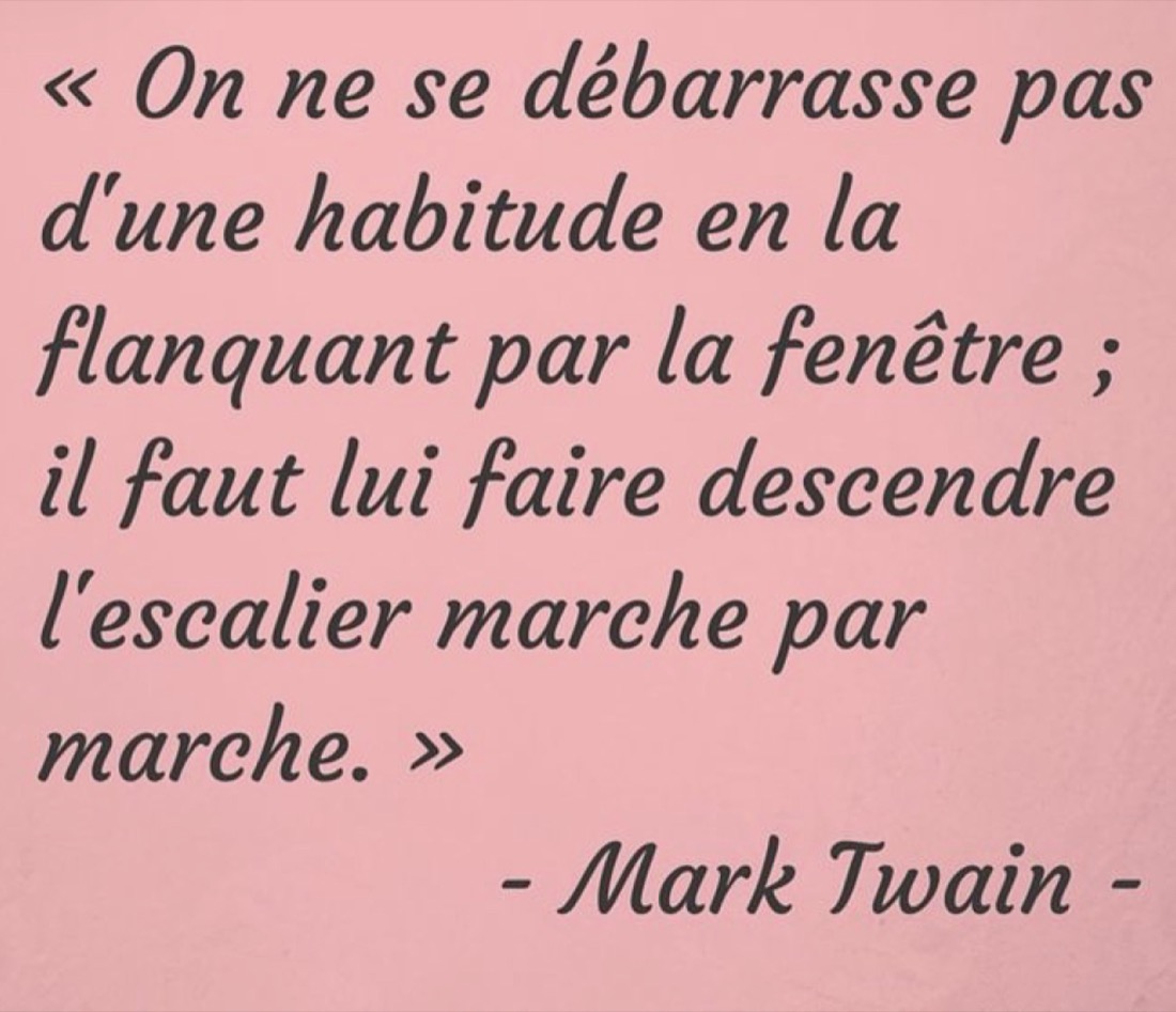 Citation de Mark Twain sur les habitudes que l'on abandonne marche par marche.